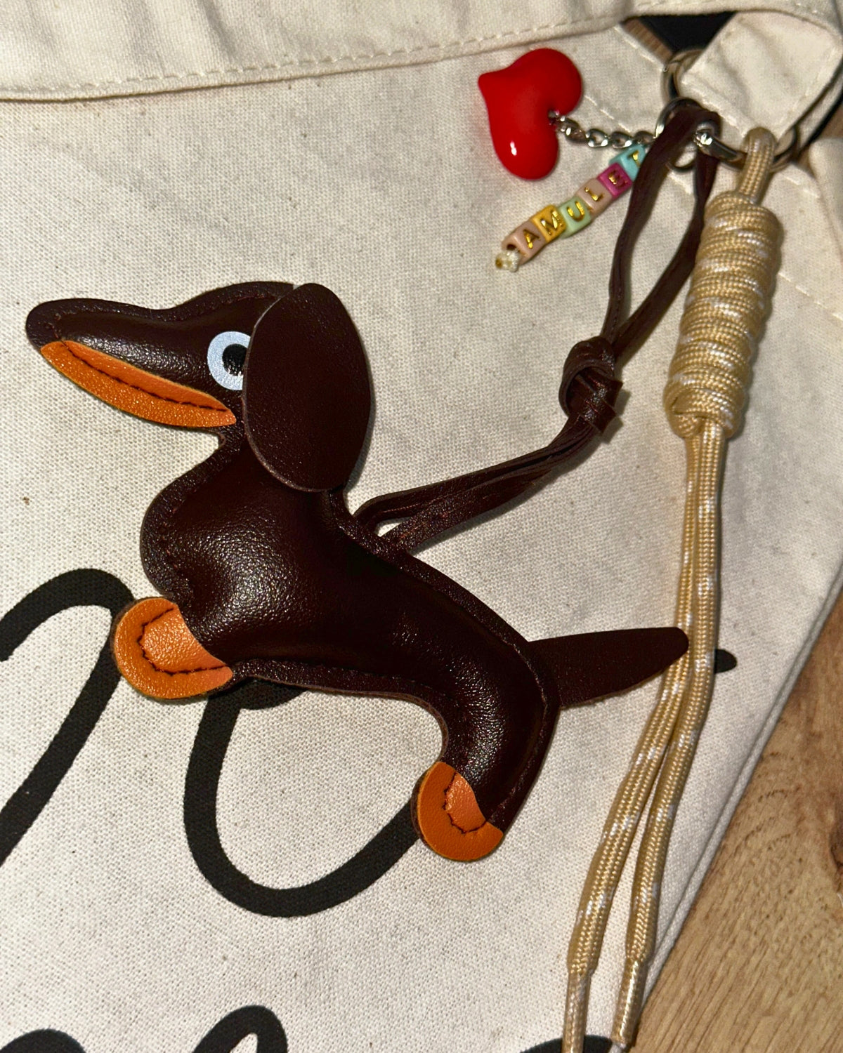 Bag Charm Amulet - Perro salchicha - Chocolate