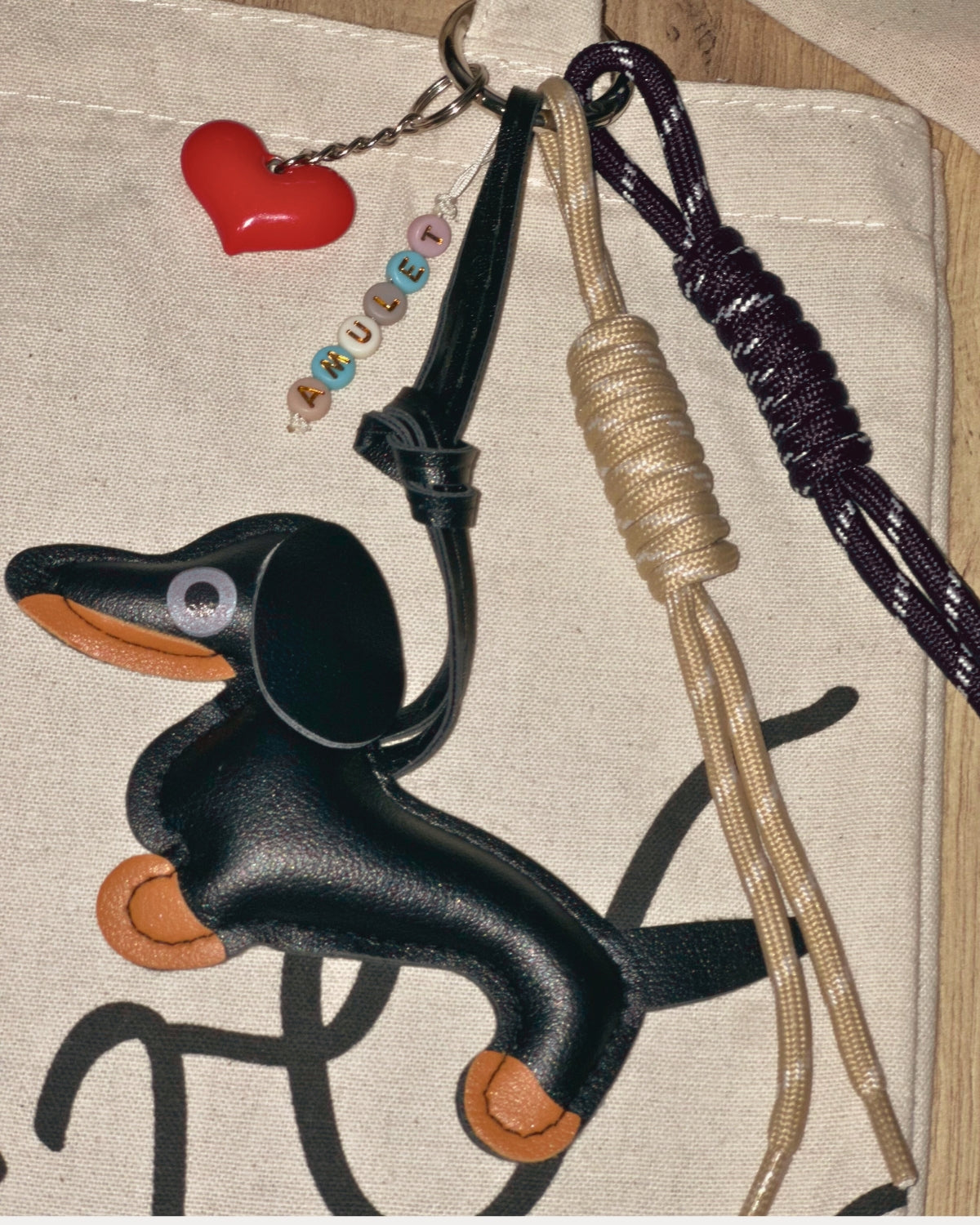 Bag Charm Amulet - Perro salchicha - Negro