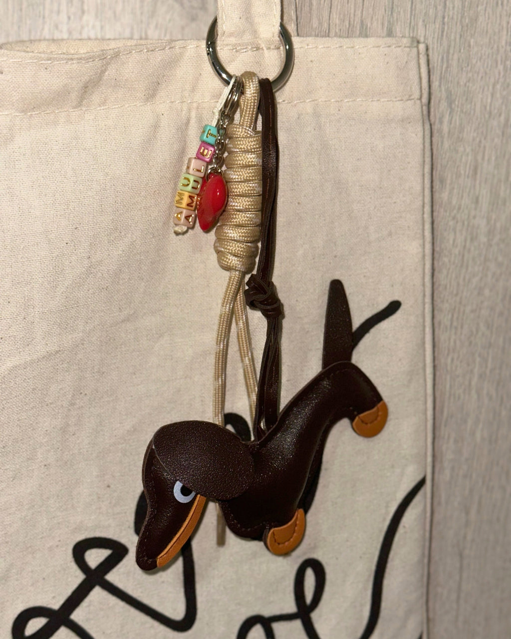 Bag Charm Amulet - Perro salchicha - Chocolate